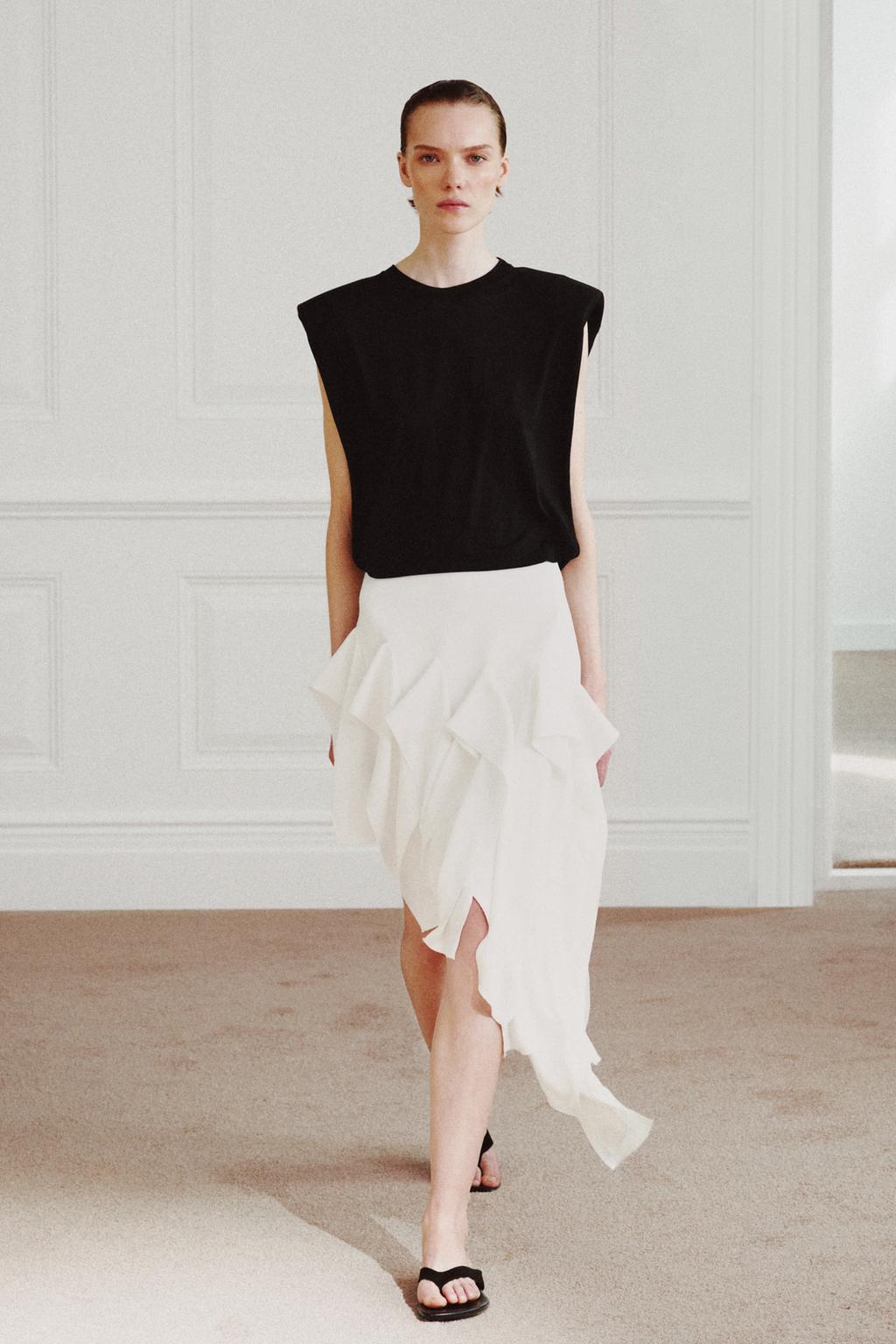 ФУТБОЛКА СО СВОБОДНЫМИ РУКАВАМИ И ПОДПЛЕЧНИКАМИ