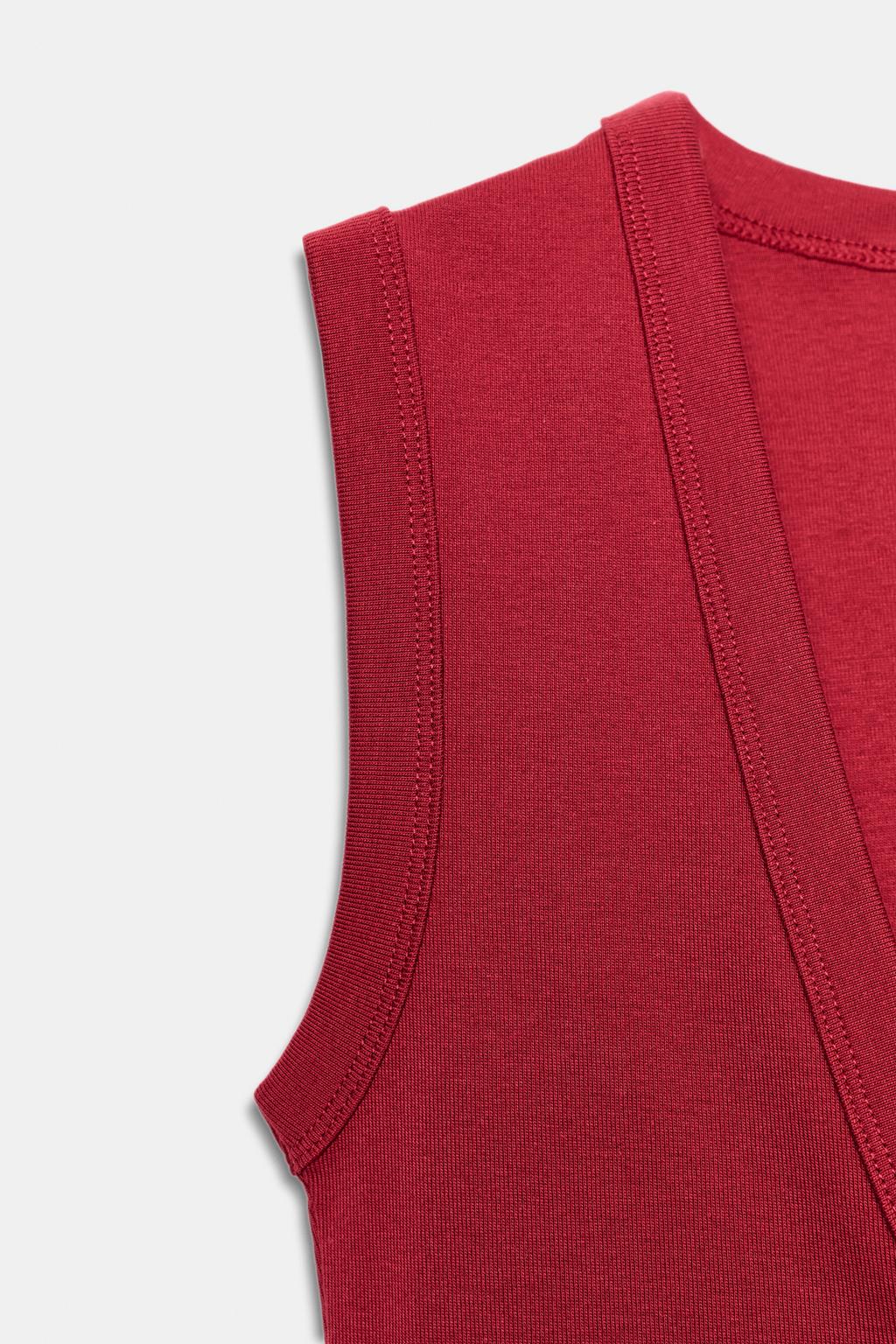 ХЛОПКОВАЯ ФУТБОЛКА С V-ОБРАЗНЫМ ВЫРЕЗОМ