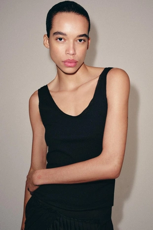 Футболка в рубчик с широкими бретелями- Заказать в России