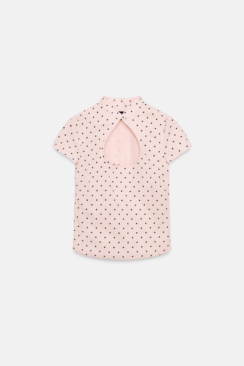 ТОП В ГОРОШЕК С ВОРОТНИКОМ-СТОЙКОЙ И РАЗРЕЗОМ