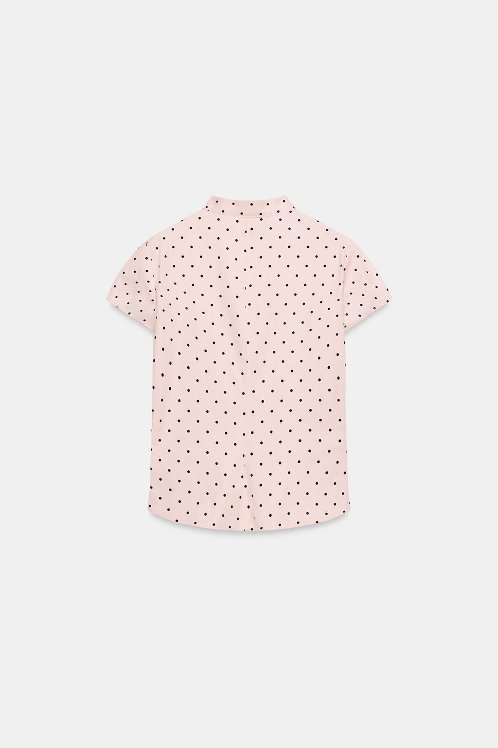 ТОП В ГОРОШЕК С ВОРОТНИКОМ-СТОЙКОЙ И РАЗРЕЗОМ