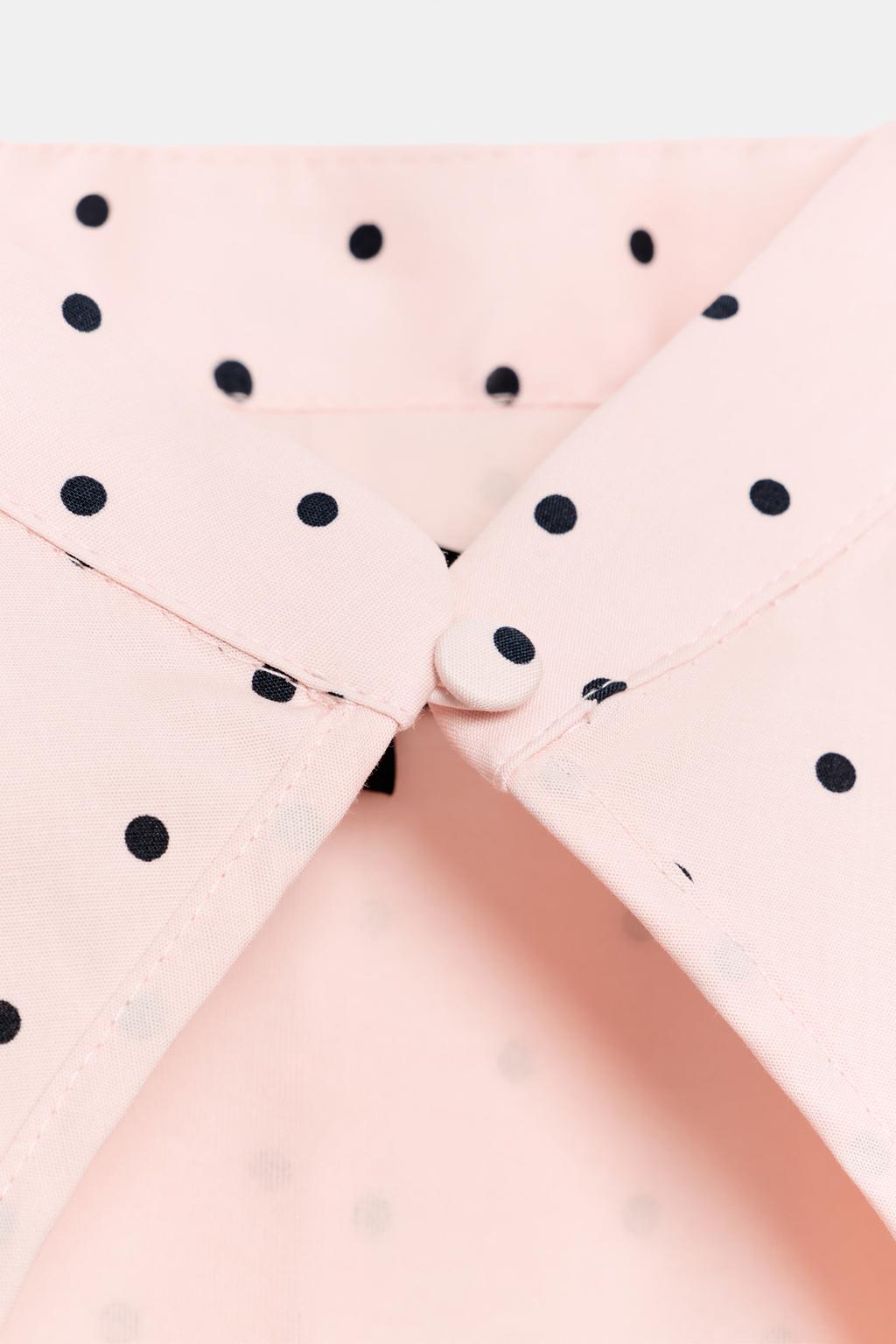 ТОП В ГОРОШЕК С ВОРОТНИКОМ-СТОЙКОЙ И РАЗРЕЗОМ