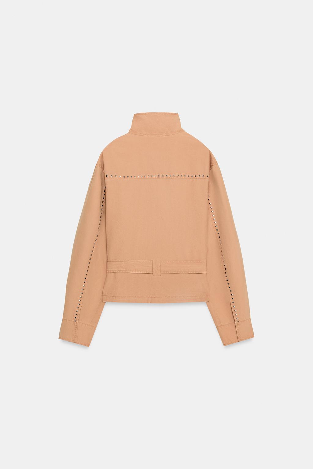 КУРТКА С ЗАКЛЕПКАМИ И ПОЯСОМ