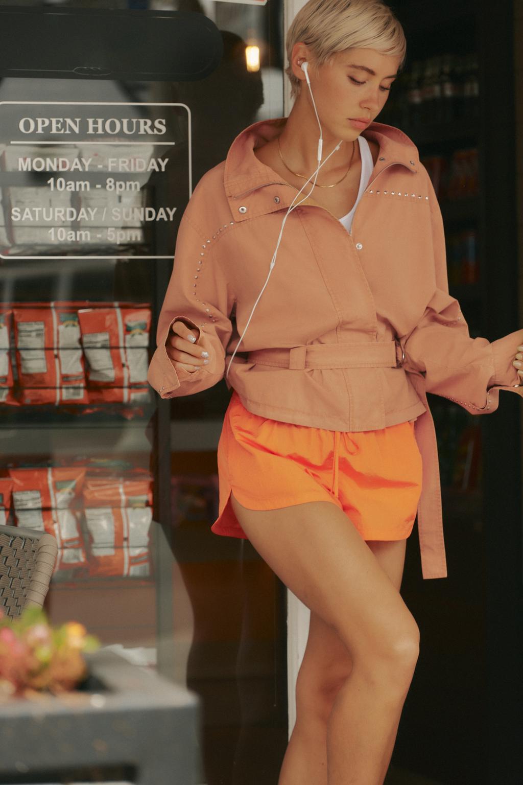 КУРТКА С ЗАКЛЕПКАМИ И ПОЯСОМ