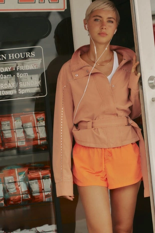 Куртка с заклепками и поясом- Заказать в России