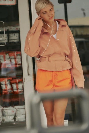 Куртка с заклепками и поясом- Заказать в России