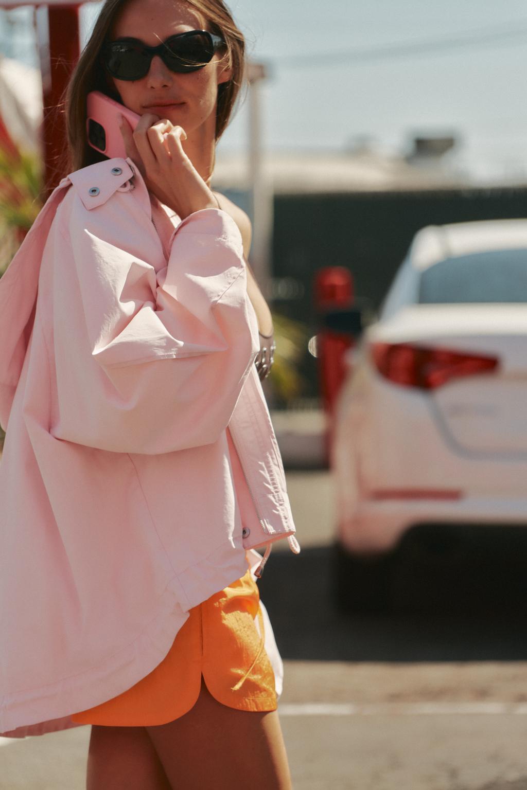 КУРТКА С КАПЮШОНОМ И РЕГУЛИРУЕМЫМ ПОДОЛОМ