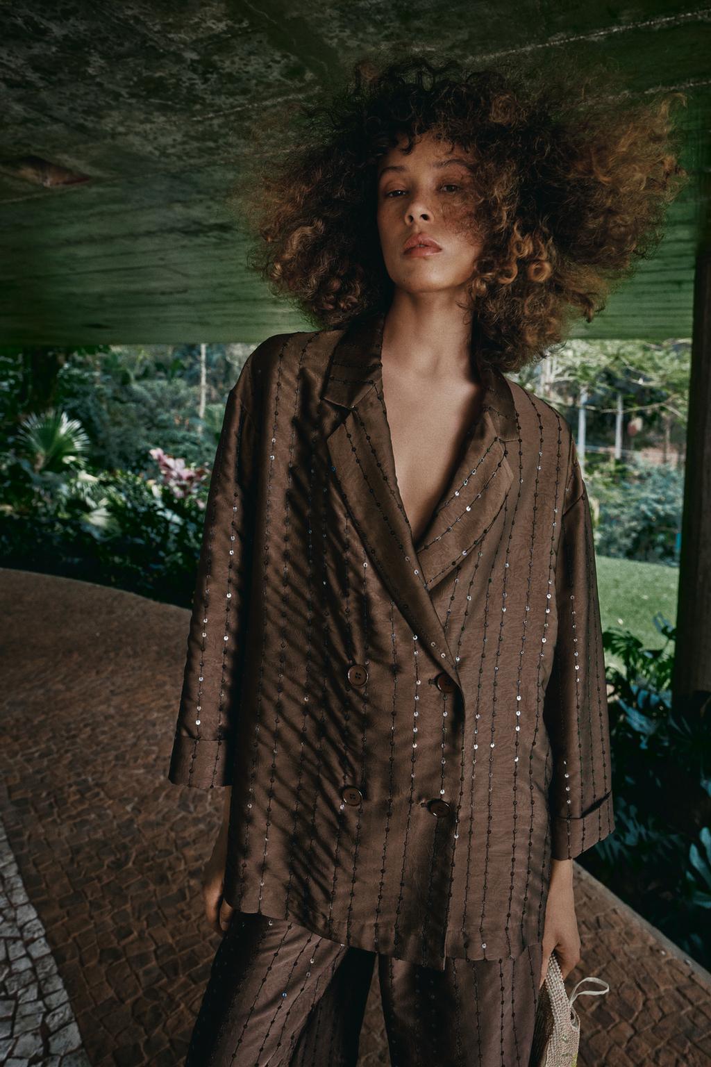 ДВУБОРТНЫЙ БЛЕЙЗЕР С ПАЙЕТКАМИ