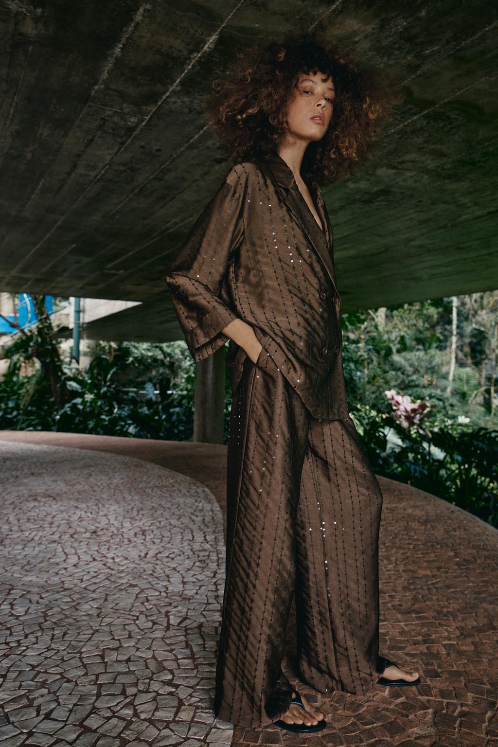 ДВУБОРТНЫЙ БЛЕЙЗЕР С ПАЙЕТКАМИ