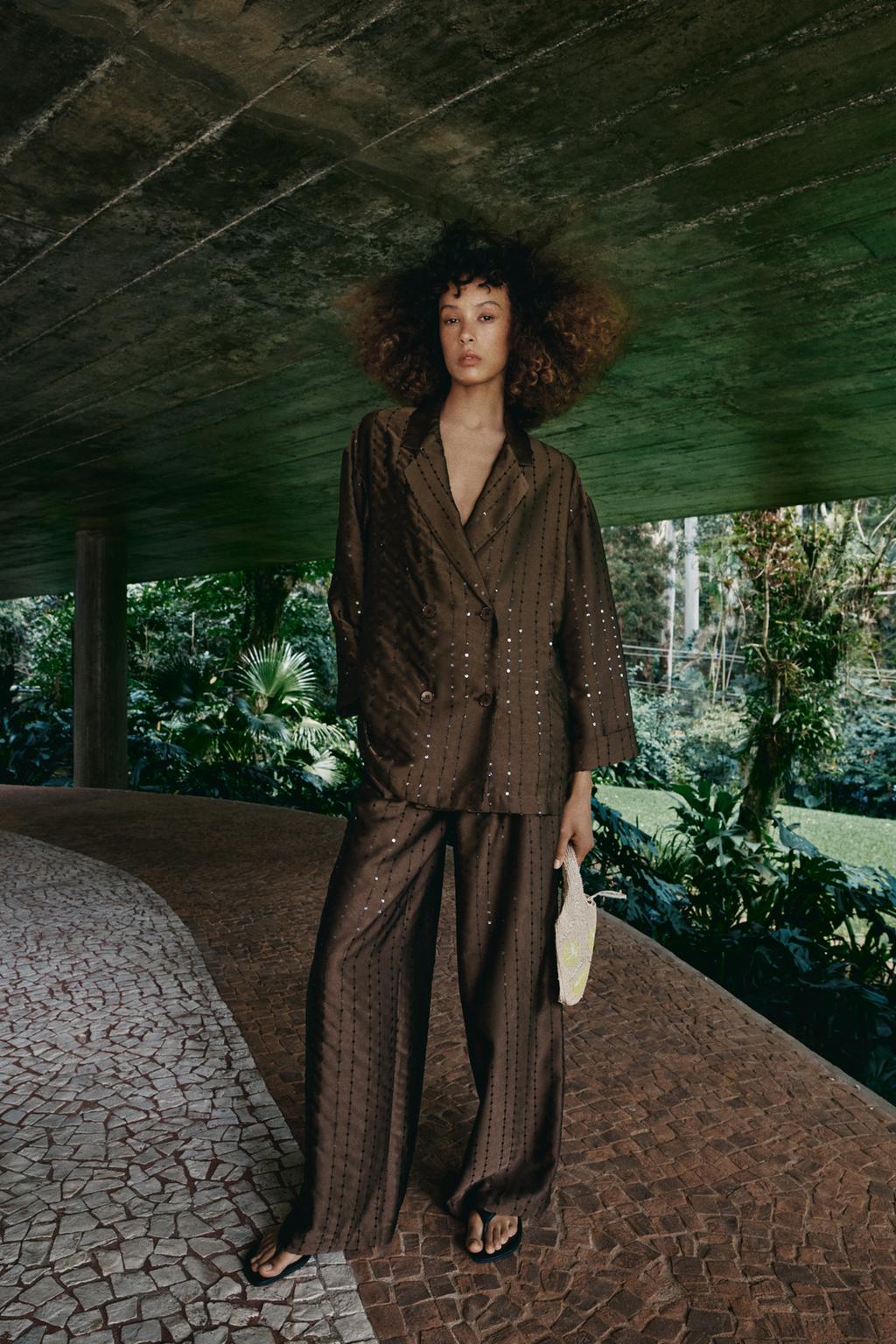 ДВУБОРТНЫЙ БЛЕЙЗЕР С ПАЙЕТКАМИ