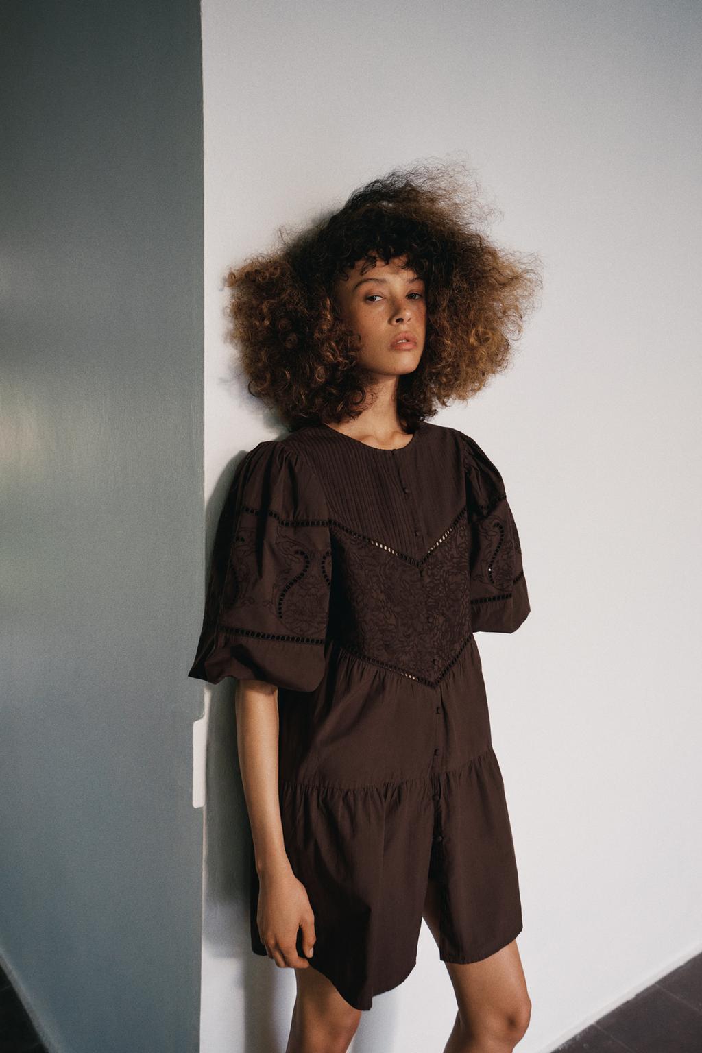 МИНИ-ПЛАТЬЕ ИЗ ПОПЛИНА С ВЫШИВКОЙ