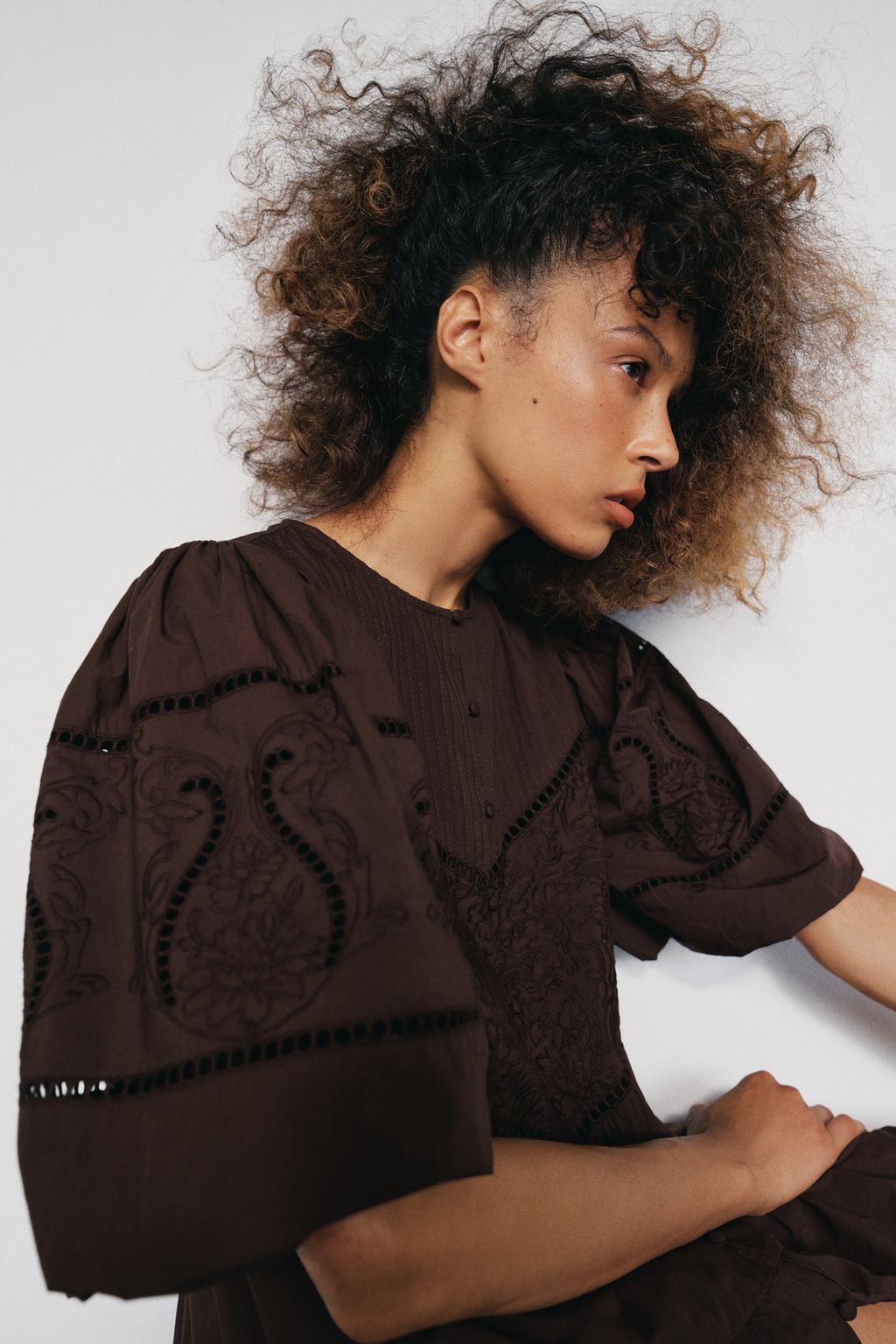 МИНИ-ПЛАТЬЕ ИЗ ПОПЛИНА С ВЫШИВКОЙ