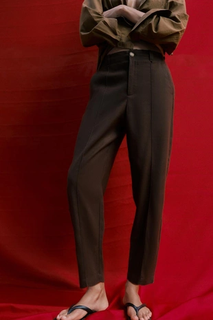 Брюки Carrot Fit с декоративной строчкой из льна- Заказать в России