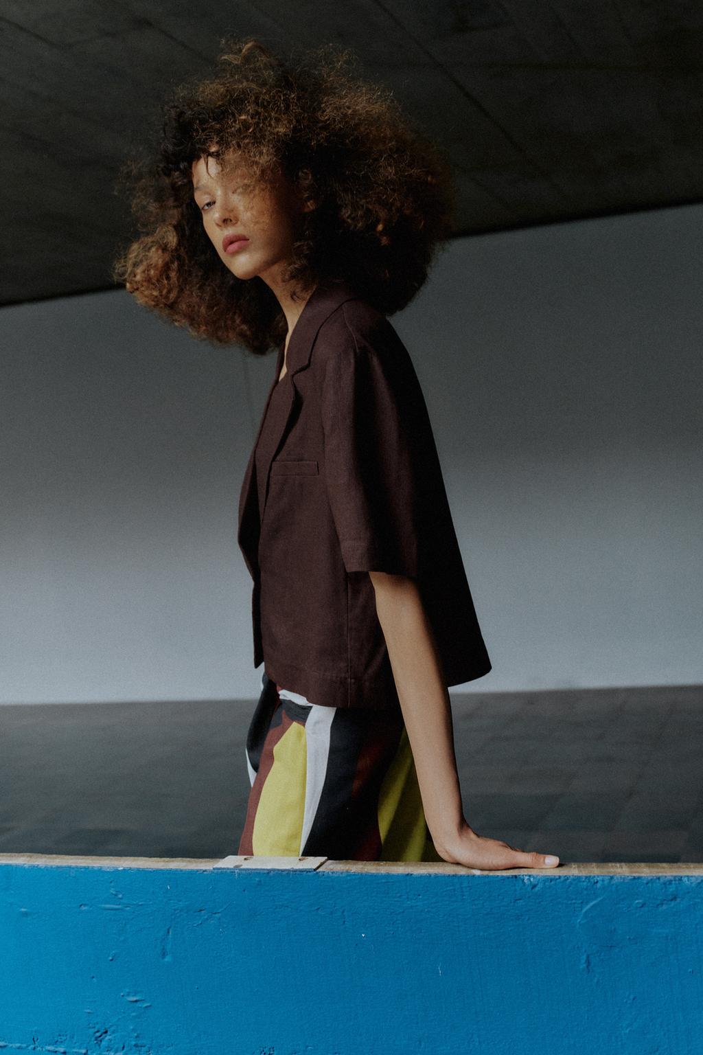 БЛЕЙЗЕР ИЗ СМЕСОВОГО ЛЬНА С КОРОТКИМИ РУКАВАМИ