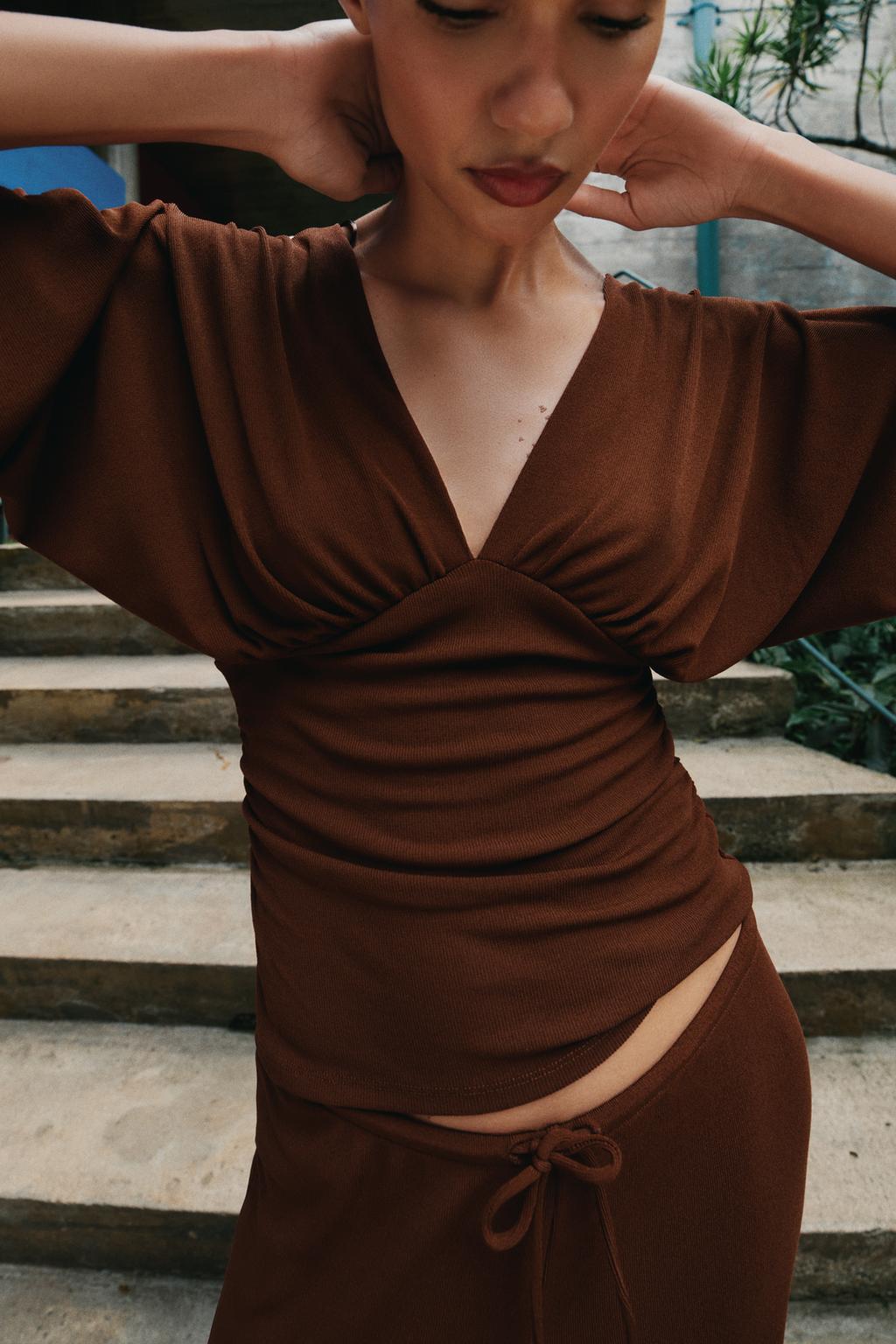 ТОП С V-ОБРАЗНЫМ ВЫРЕЗОМ И ТЕКСТУРОЙ