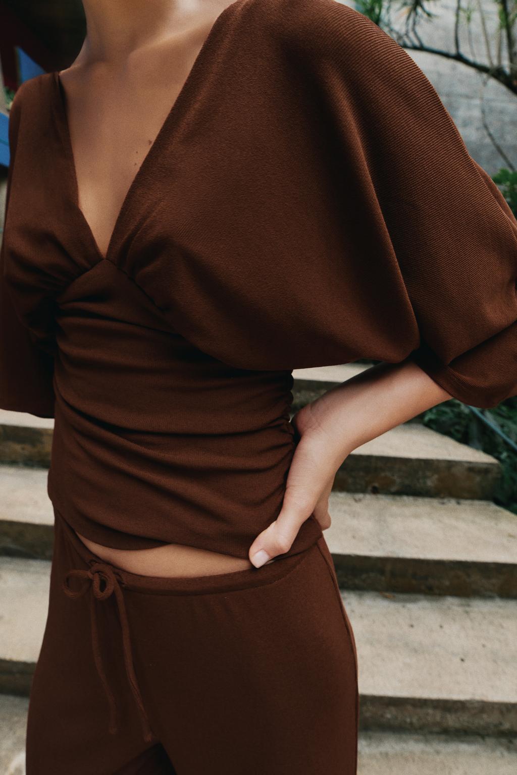 ТОП С V-ОБРАЗНЫМ ВЫРЕЗОМ И ТЕКСТУРОЙ