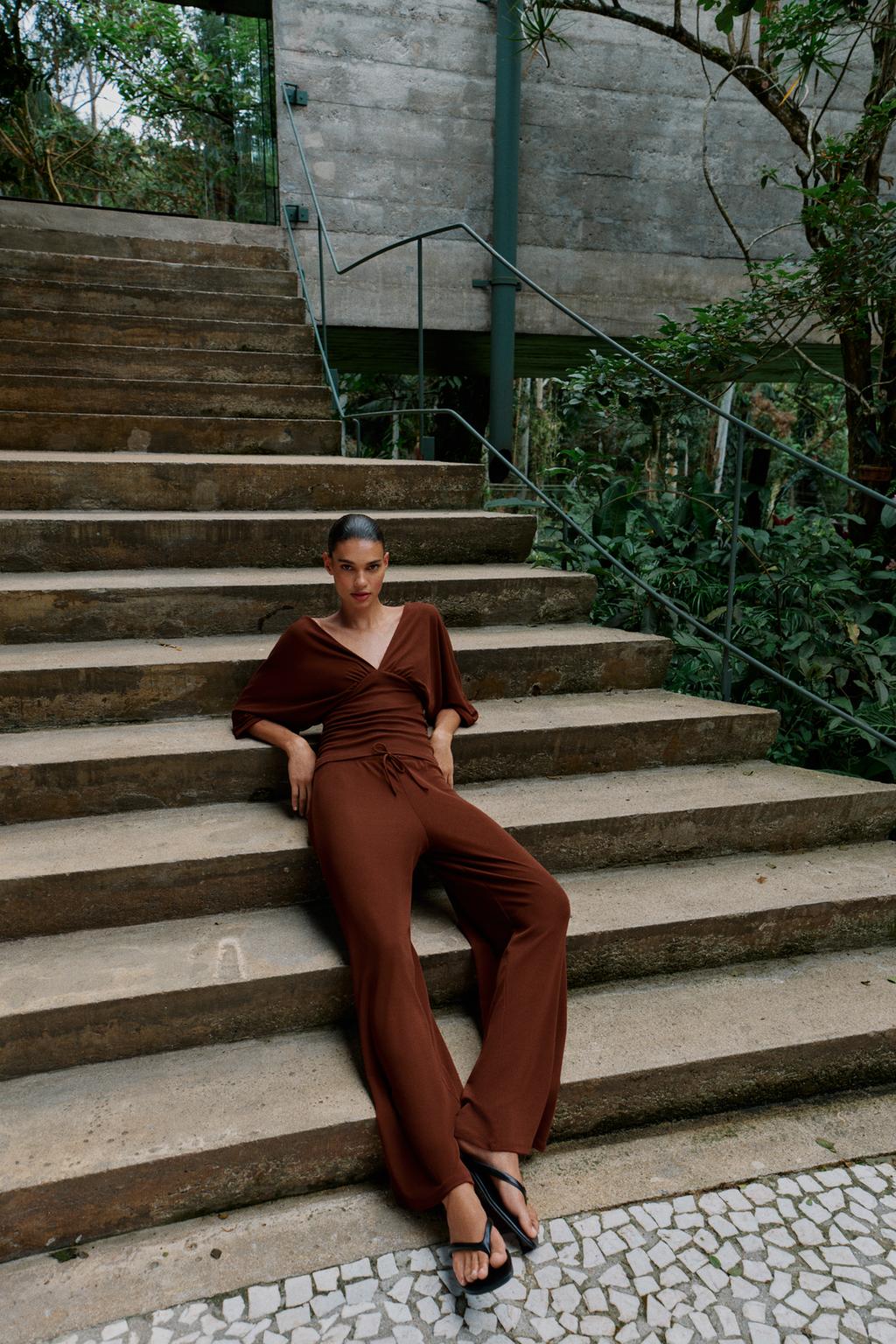 ТОП С V-ОБРАЗНЫМ ВЫРЕЗОМ И ТЕКСТУРОЙ