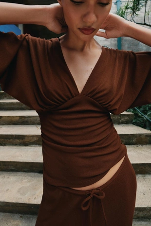 Топ с V-образным вырезом и текстурой