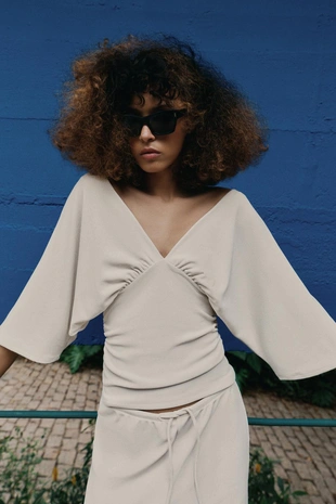 Топ с V-образным вырезом и текстурой