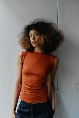 Топ с боковыми сборками