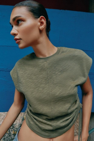 Футболка в стиле рустик со сборками