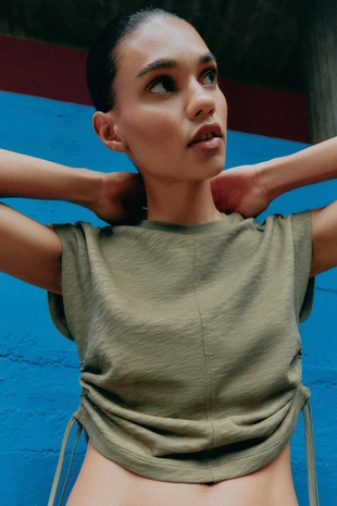 Футболка в стиле рустик со сборками