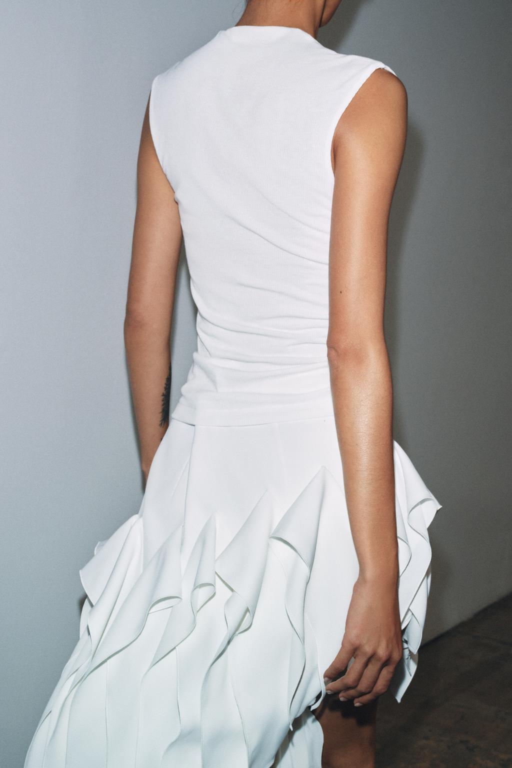 ФУТБОЛКА В РУБЧИК С V-ОБРАЗНЫМ ВЫРЕЗОМ