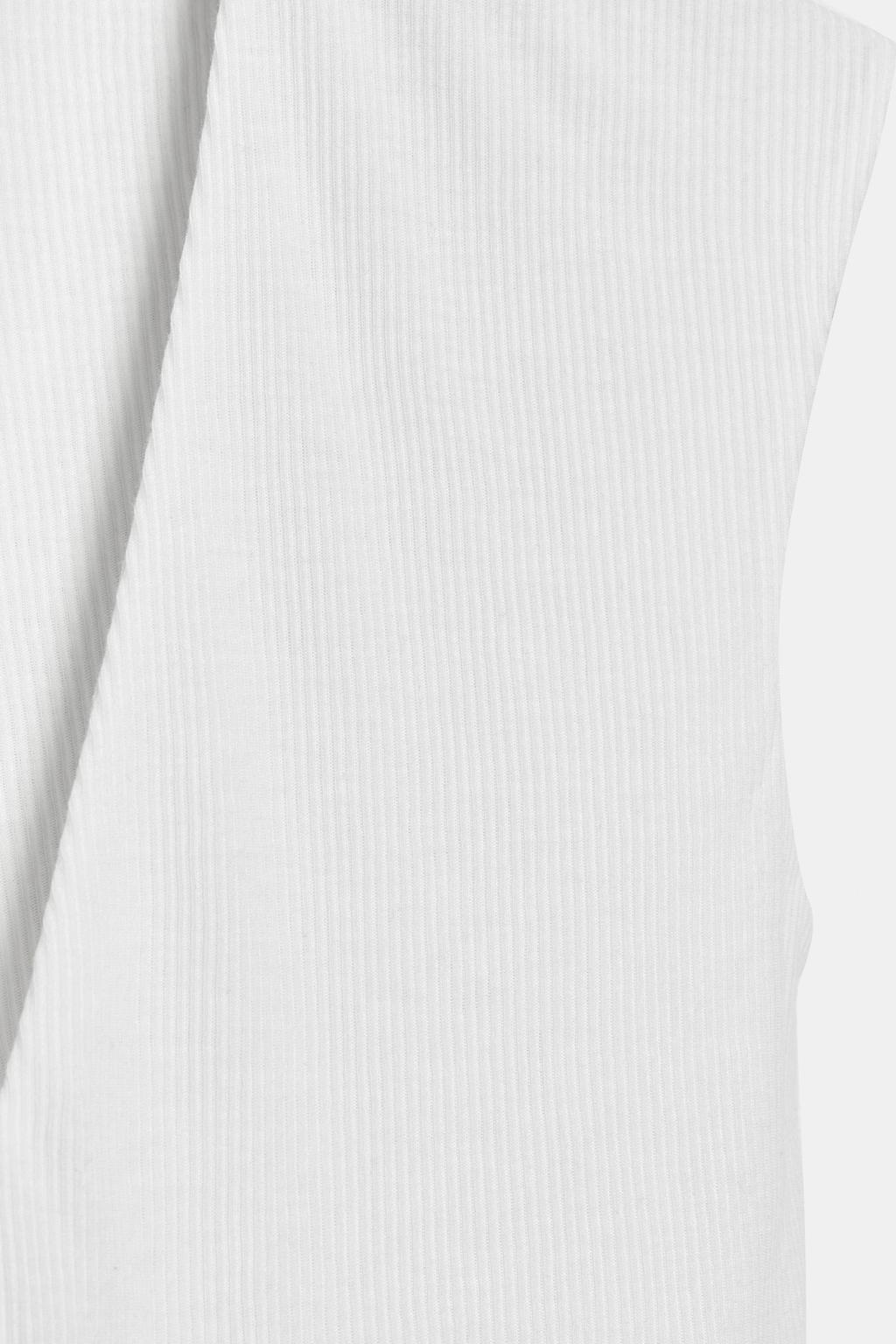 ФУТБОЛКА В РУБЧИК С V-ОБРАЗНЫМ ВЫРЕЗОМ