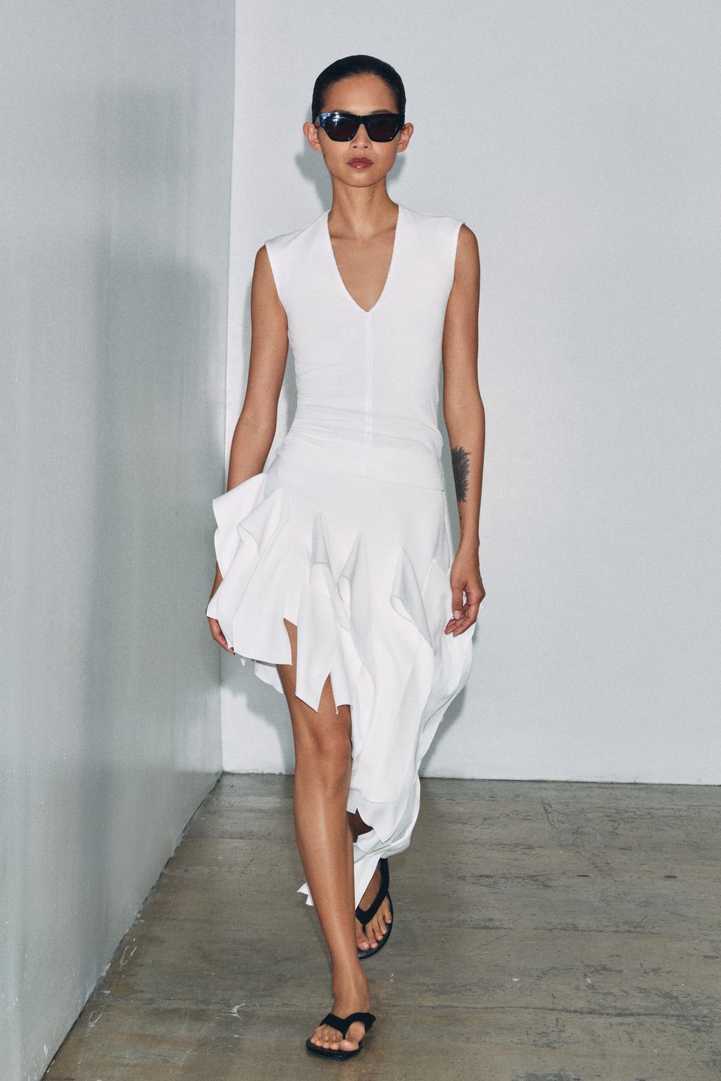 ФУТБОЛКА В РУБЧИК С V-ОБРАЗНЫМ ВЫРЕЗОМ