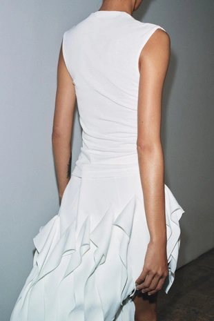 Футболка в рубчик с V-образным вырезом- Заказать в России