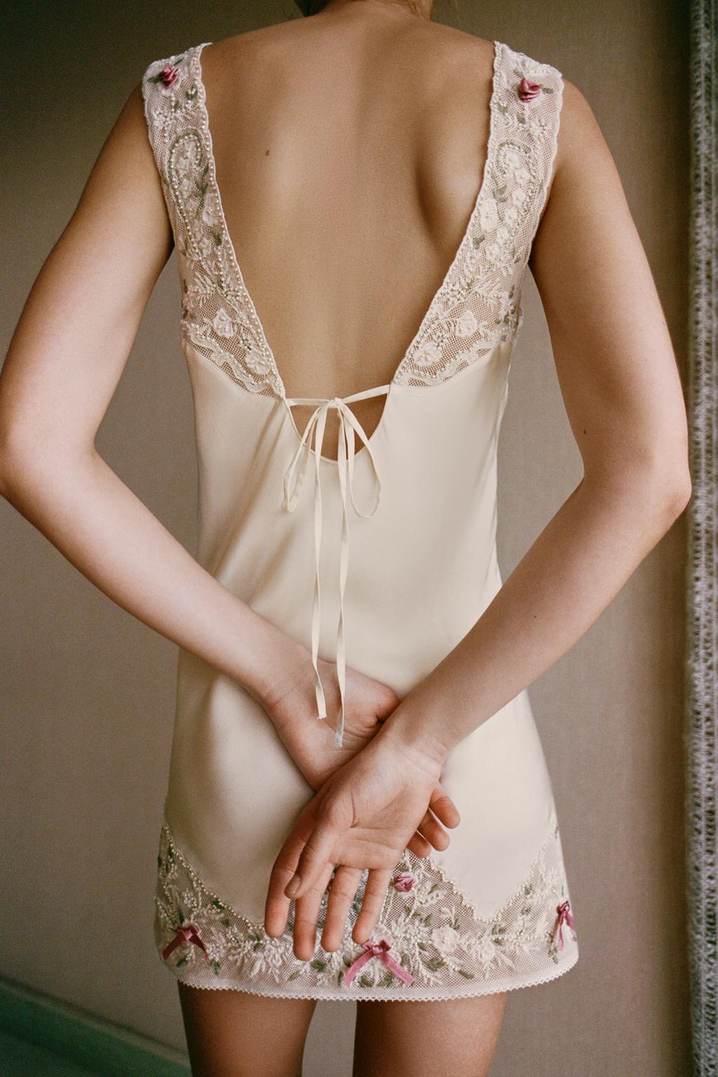 ПЛАТЬЕ ИЗ ПОЛУПРОЗРАЧНОЙ ТКАНИ С ВЫШИВКОЙ И БУСИНАМИ