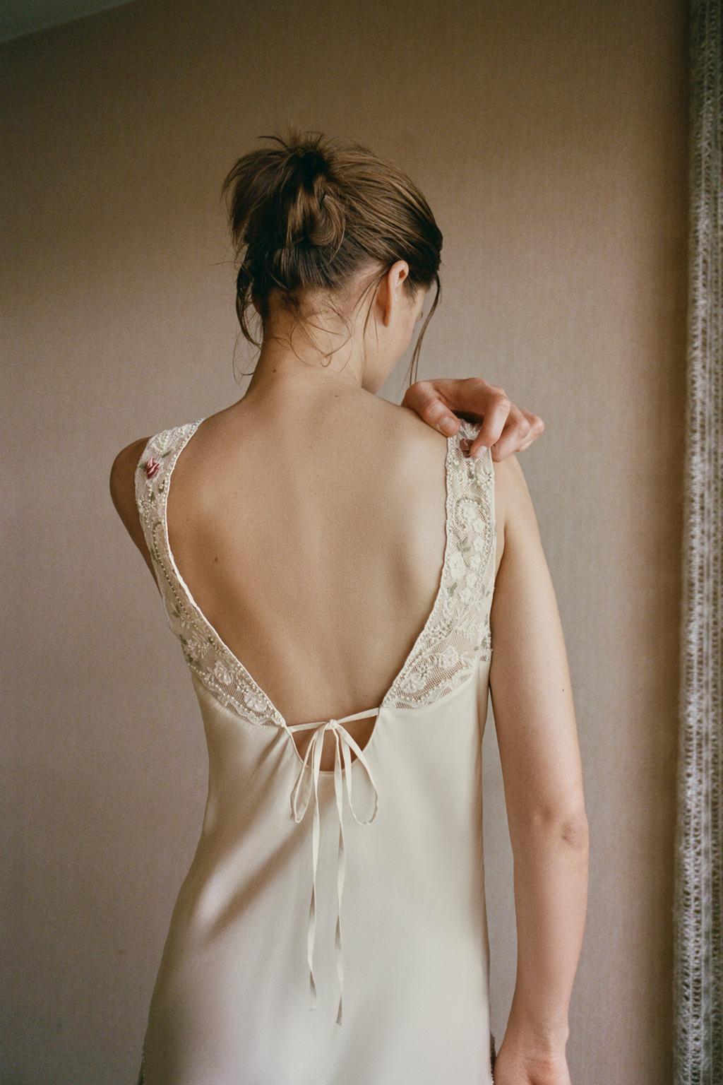 ПЛАТЬЕ ИЗ ПОЛУПРОЗРАЧНОЙ ТКАНИ С ВЫШИВКОЙ И БУСИНАМИ