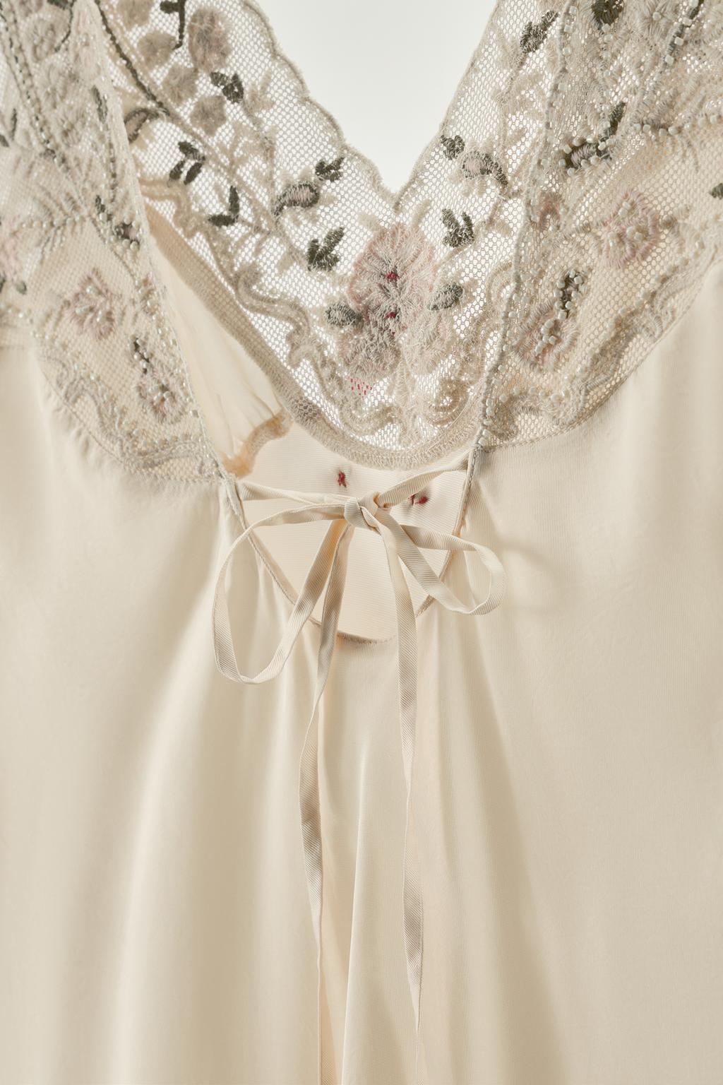 ПЛАТЬЕ ИЗ ПОЛУПРОЗРАЧНОЙ ТКАНИ С ВЫШИВКОЙ И БУСИНАМИ