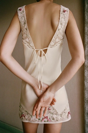 Платье из полупрозрачной ткани с вышивкой и бусинами- Заказать в России