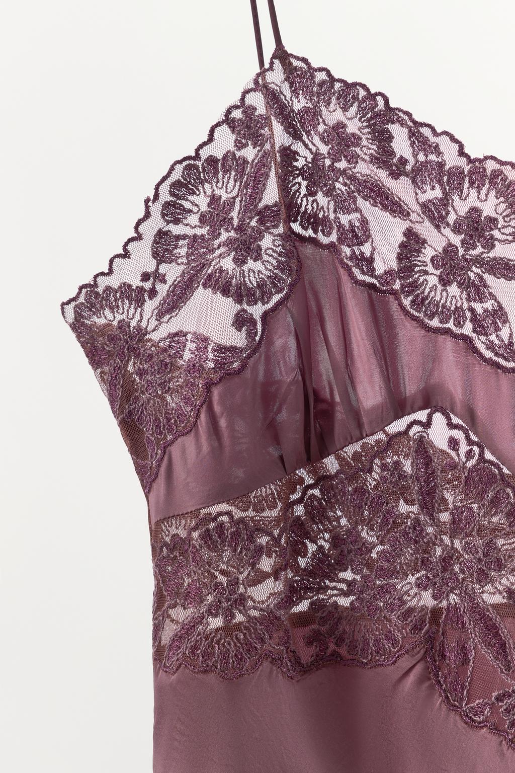 АТЛАСНОЕ ПЛАТЬЕ С ВЫШИВКОЙ И КРУЖЕВОМ