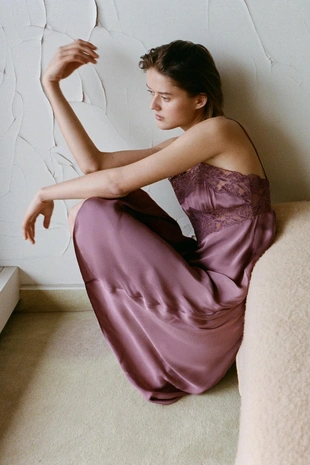 Атласное платье с вышивкой и кружевом- Заказать в России