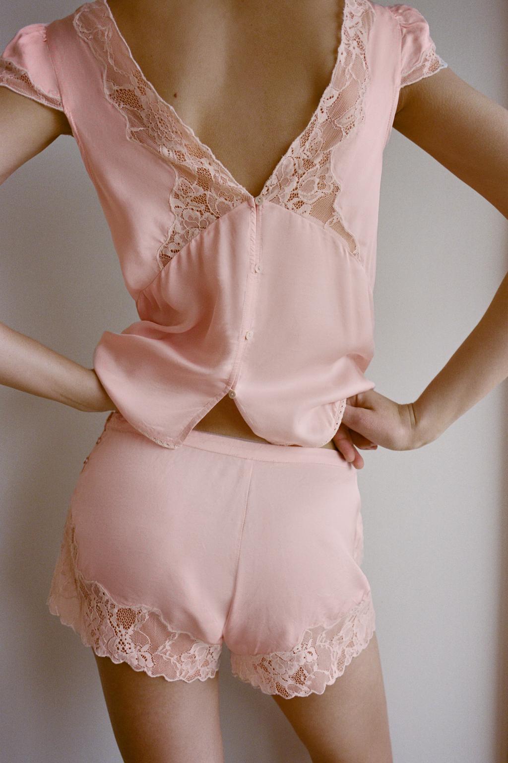 АТЛАСНЫЕ ШОРТЫ С КРУЖЕВНОЙ ВЫШИВКОЙ