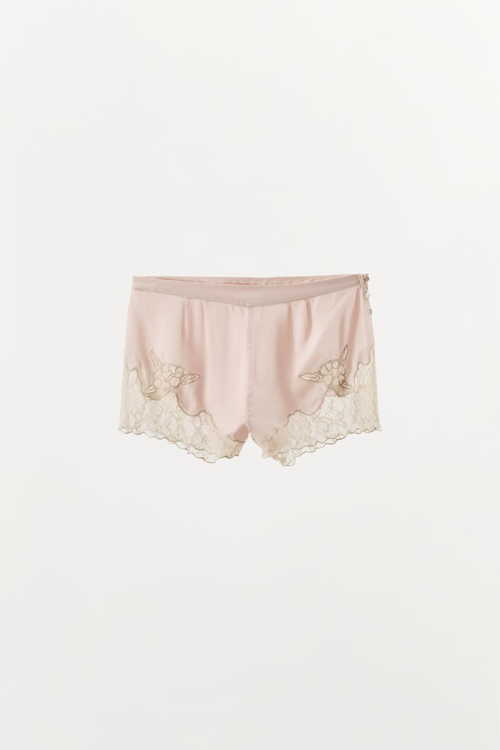 АТЛАСНЫЕ ШОРТЫ С КРУЖЕВНОЙ ВЫШИВКОЙ