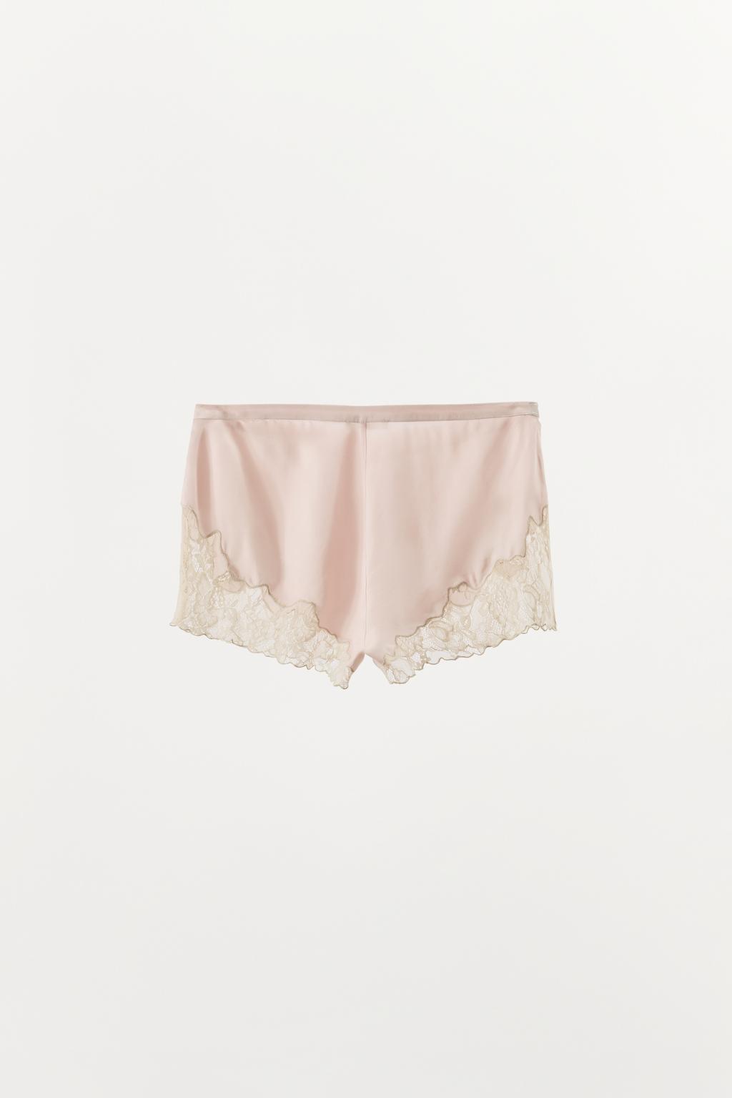 АТЛАСНЫЕ ШОРТЫ С КРУЖЕВНОЙ ВЫШИВКОЙ