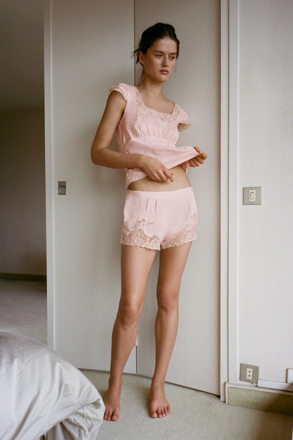 АТЛАСНЫЕ ШОРТЫ С КРУЖЕВНОЙ ВЫШИВКОЙ