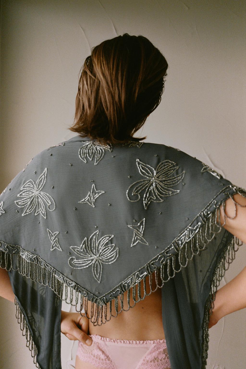 ТРЕУГОЛЬНЫЙ ПЛАТОК С ВЫШИВКОЙ И БУСИНАМИ