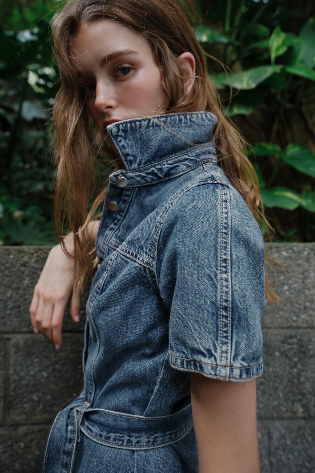 ДЖИНСОВОЕ МИНИ-ПЛАТЬЕ Z1975 С ПОЯСОМ