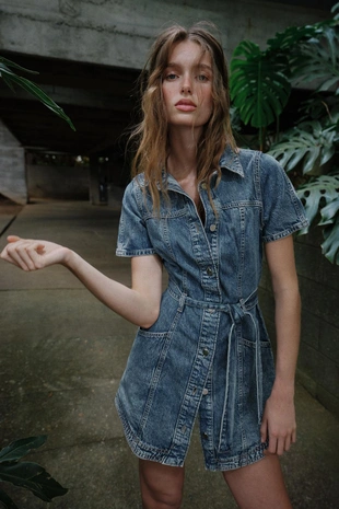 Джинсовое мини-платье Z1975 с поясом- Заказать в России