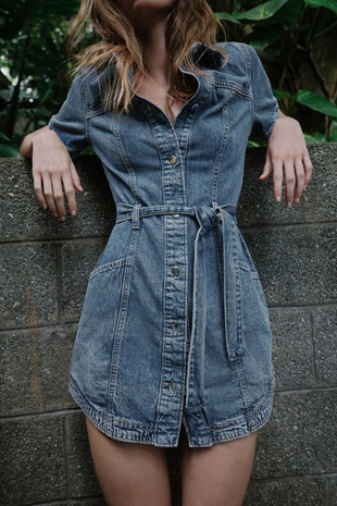 Джинсовое мини-платье Z1975 с поясом- Заказать в России