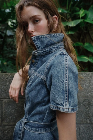 Джинсовое мини-платье Z1975 с поясом- Заказать в России