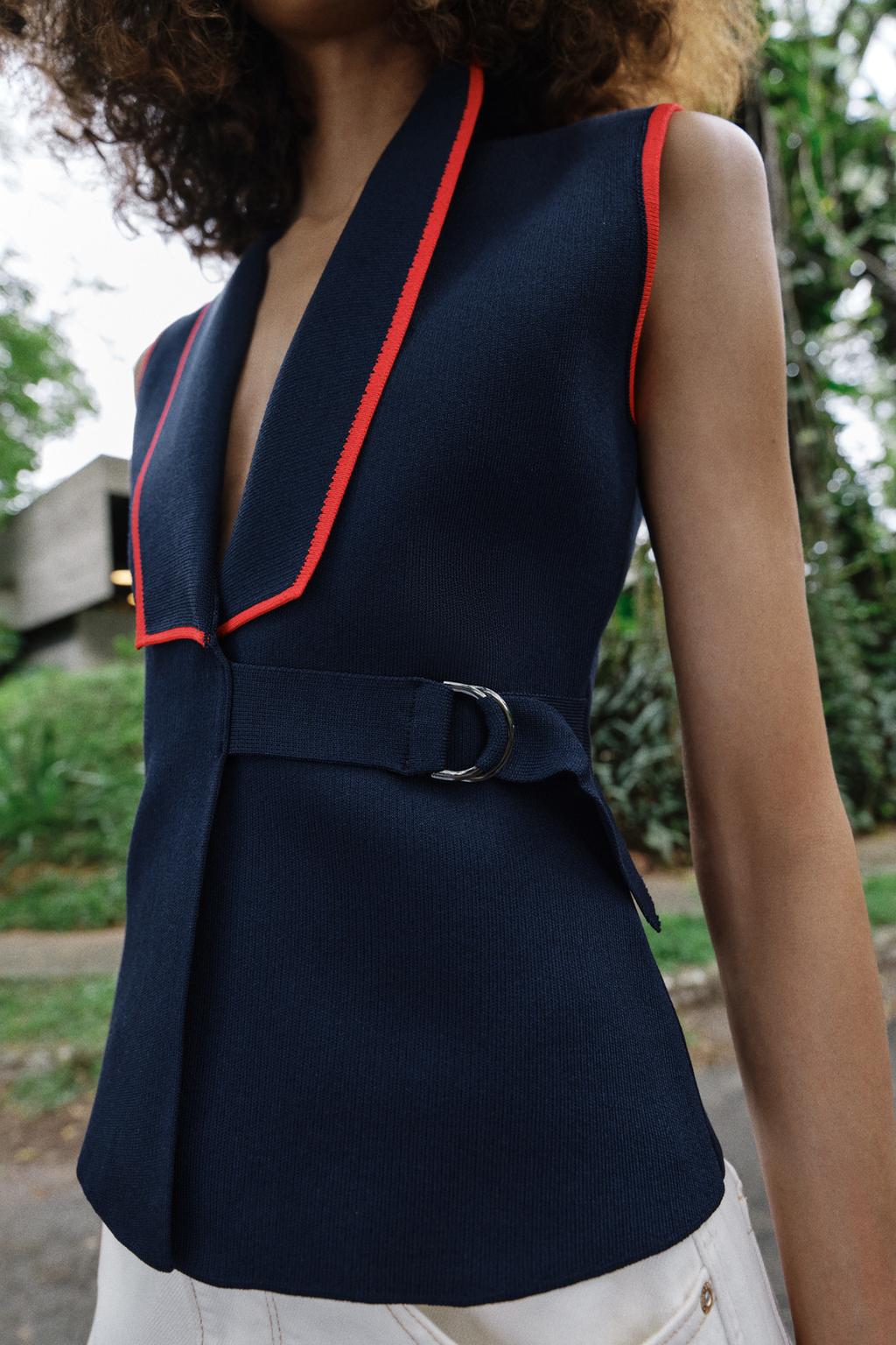 ДВУБОРТНЫЙ ЖИЛЕТ С ПРЯЖКАМИ
