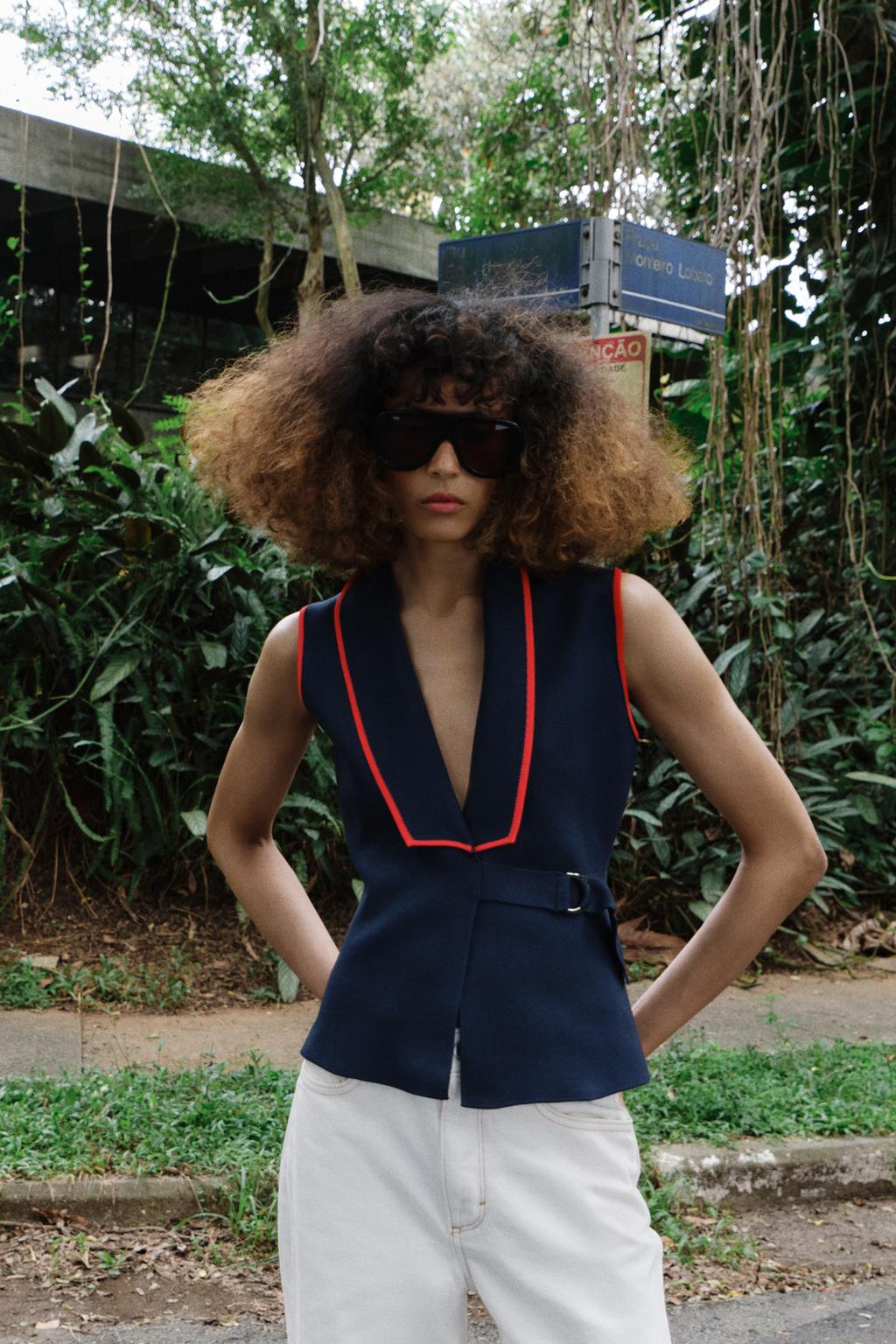 ДВУБОРТНЫЙ ЖИЛЕТ С ПРЯЖКАМИ