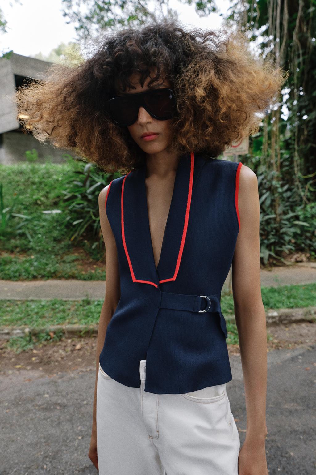 ДВУБОРТНЫЙ ЖИЛЕТ С ПРЯЖКАМИ