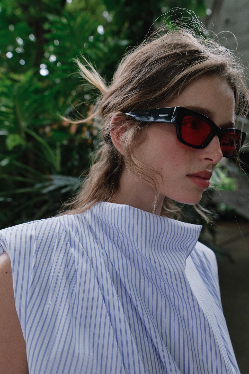 ТОП В ПОЛОСКУ С ПОГОНАМИ И БЛЕСТЯЩЕЙ НИТЬЮ