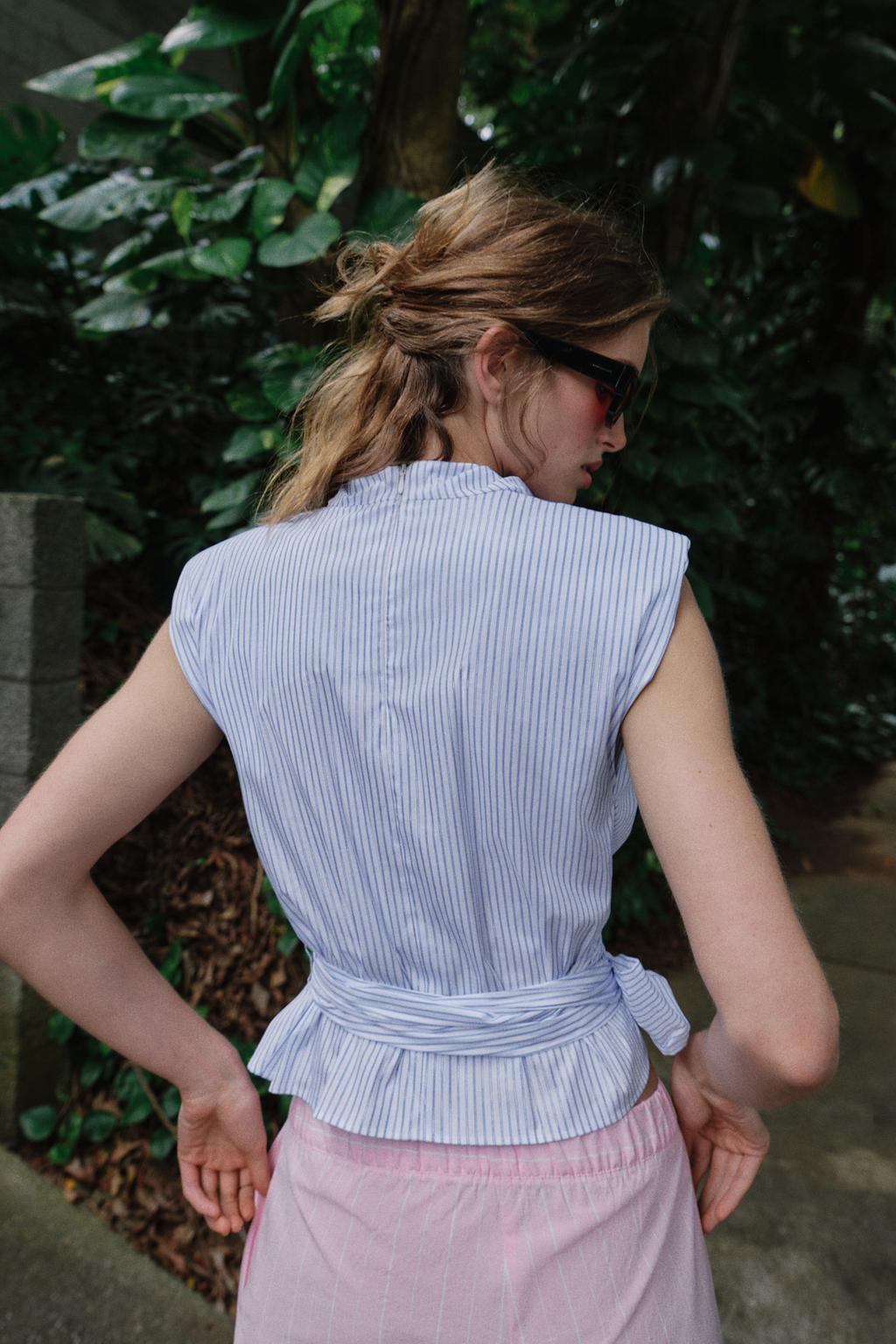 ТОП В ПОЛОСКУ С ПОГОНАМИ И БЛЕСТЯЩЕЙ НИТЬЮ